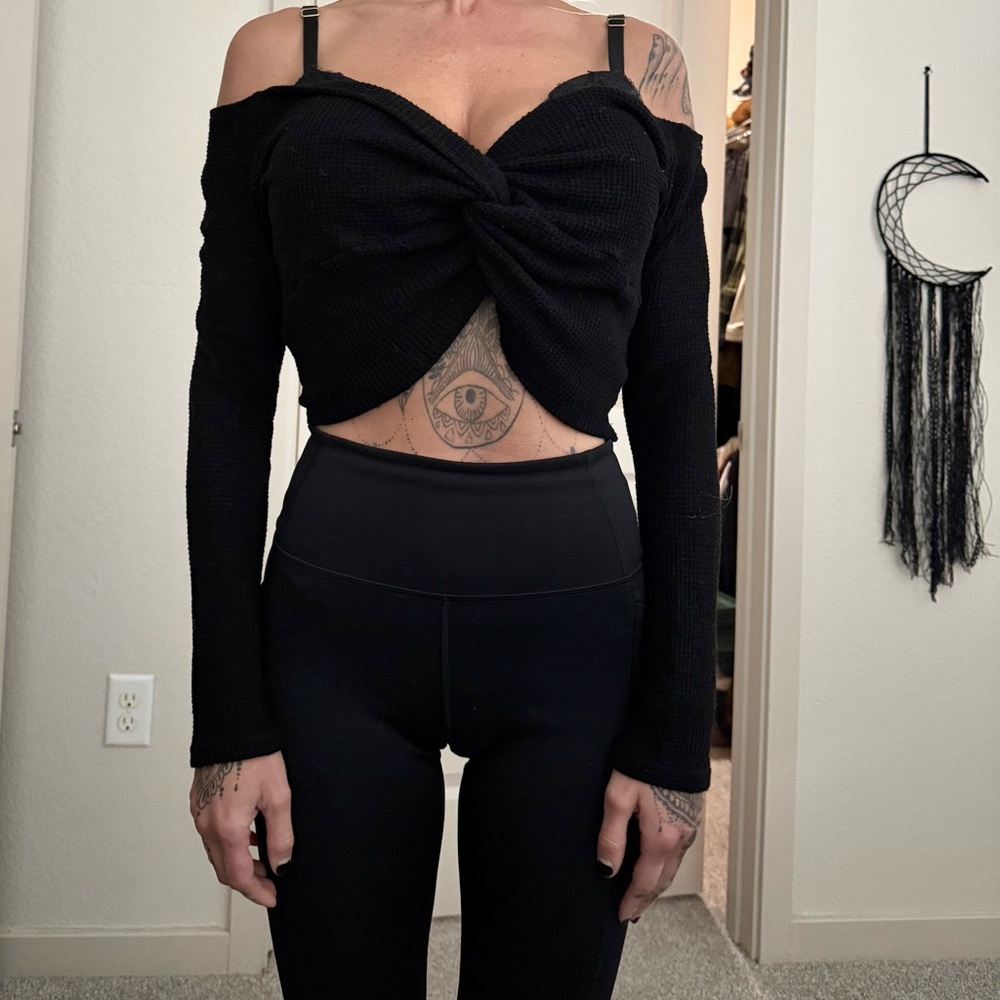 ✨3 for $25✨ Black Off-Shoulder Twist Top